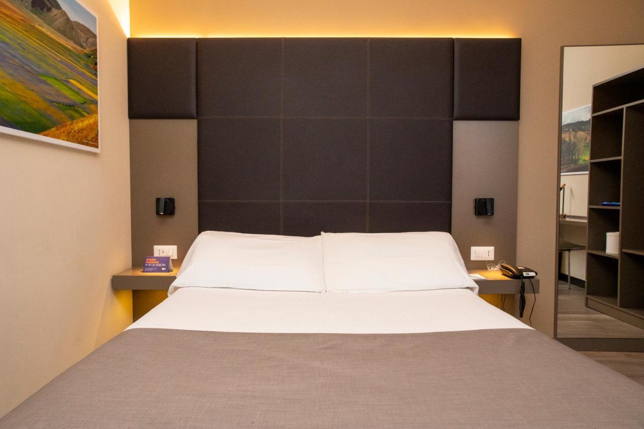 City Hotel & Suites フォリーニョ エクステリア 写真