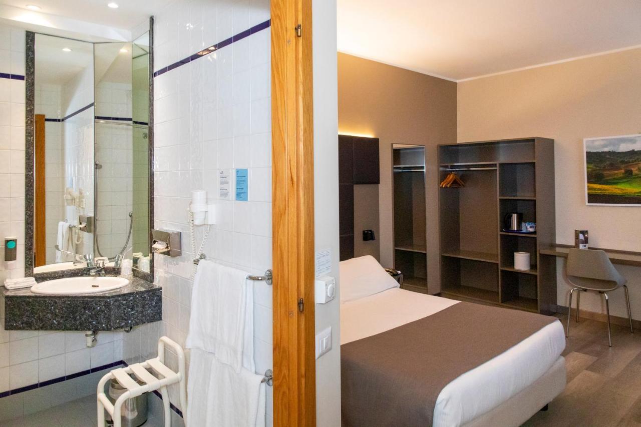 City Hotel & Suites フォリーニョ エクステリア 写真