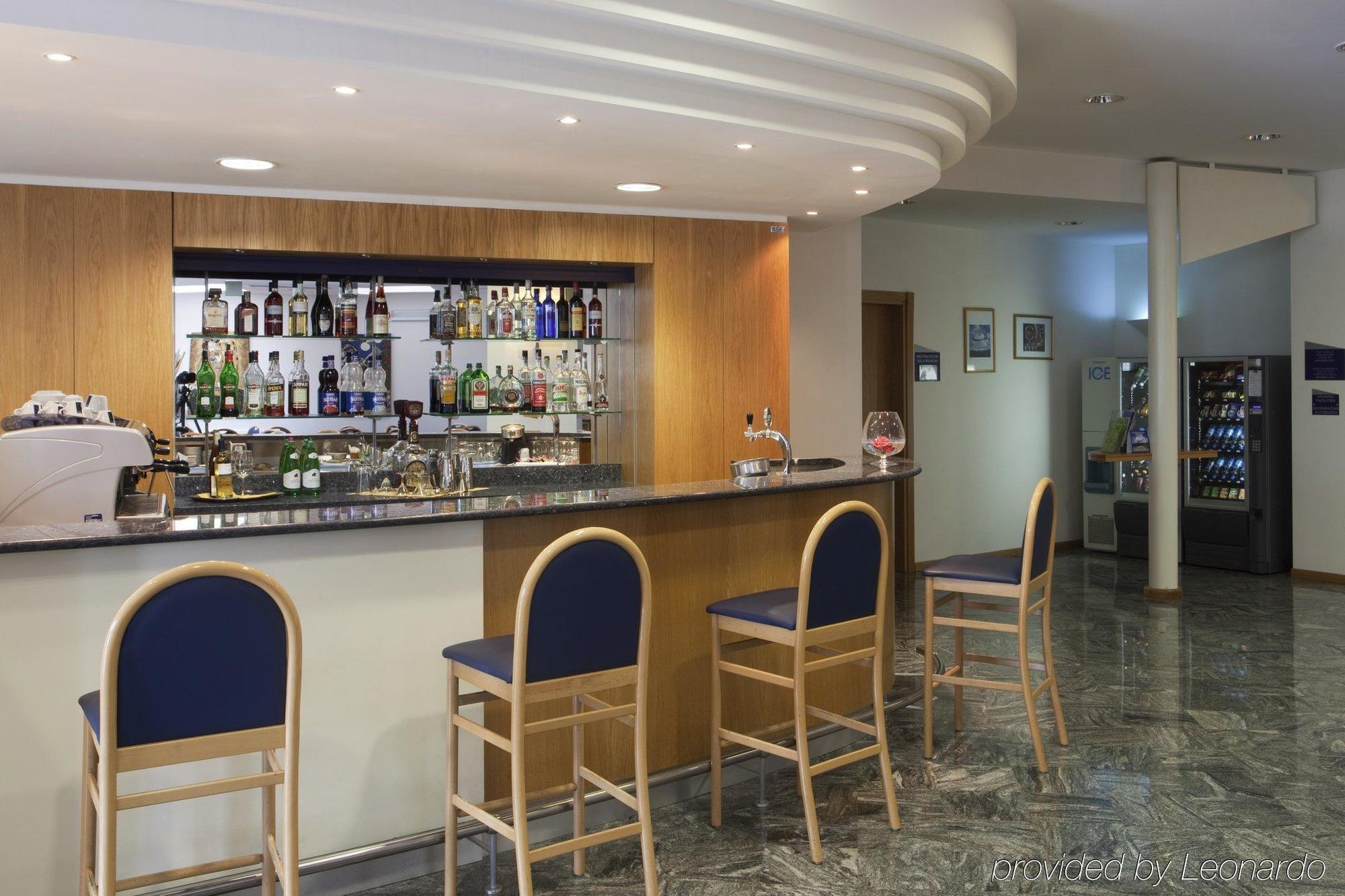 City Hotel & Suites フォリーニョ レストラン 写真