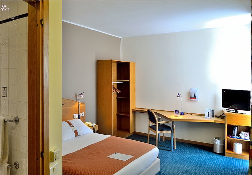 City Hotel & Suites フォリーニョ エクステリア 写真