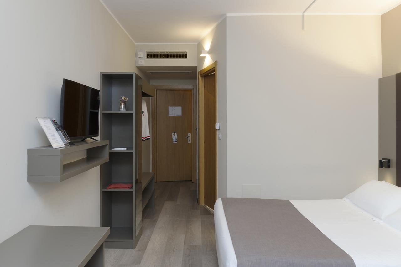 City Hotel & Suites フォリーニョ エクステリア 写真