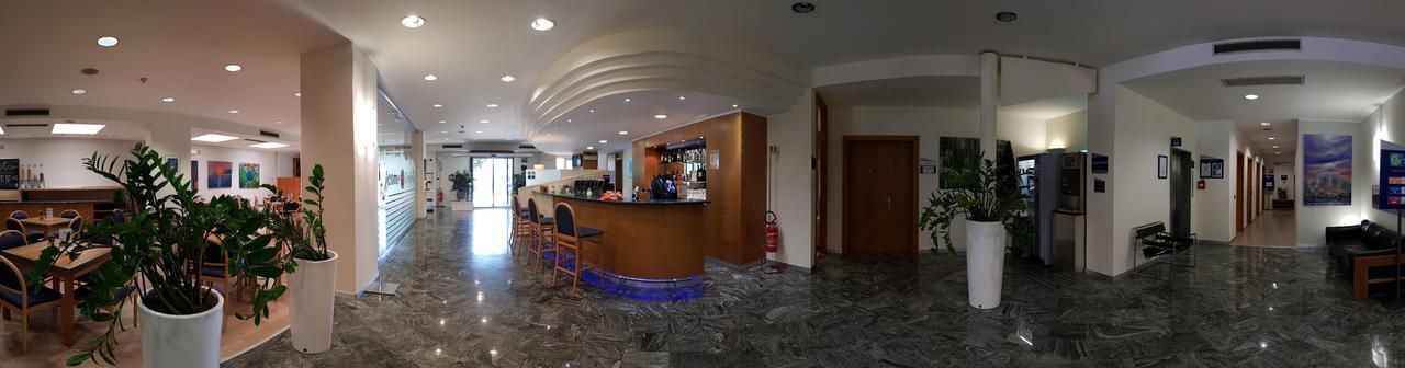 City Hotel & Suites フォリーニョ エクステリア 写真