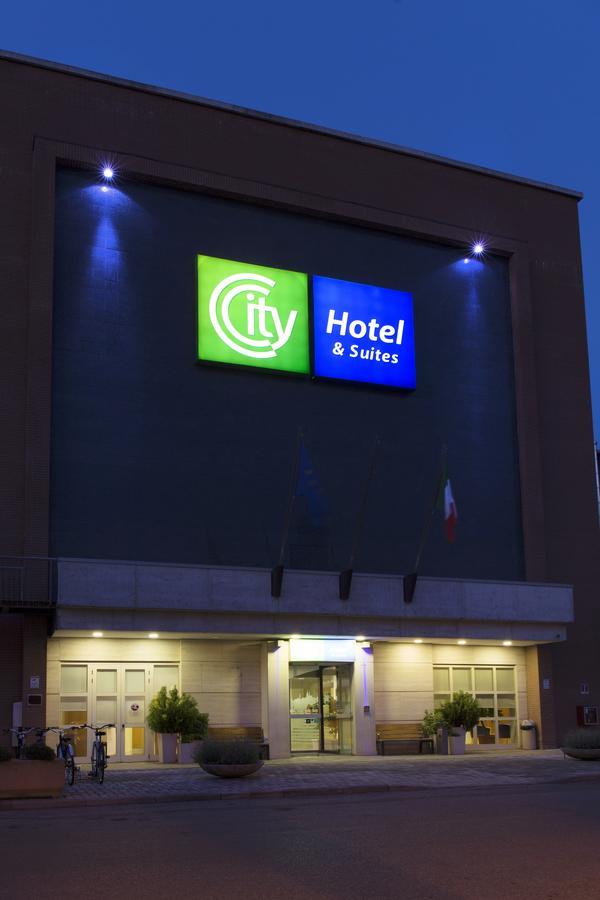 City Hotel & Suites フォリーニョ エクステリア 写真