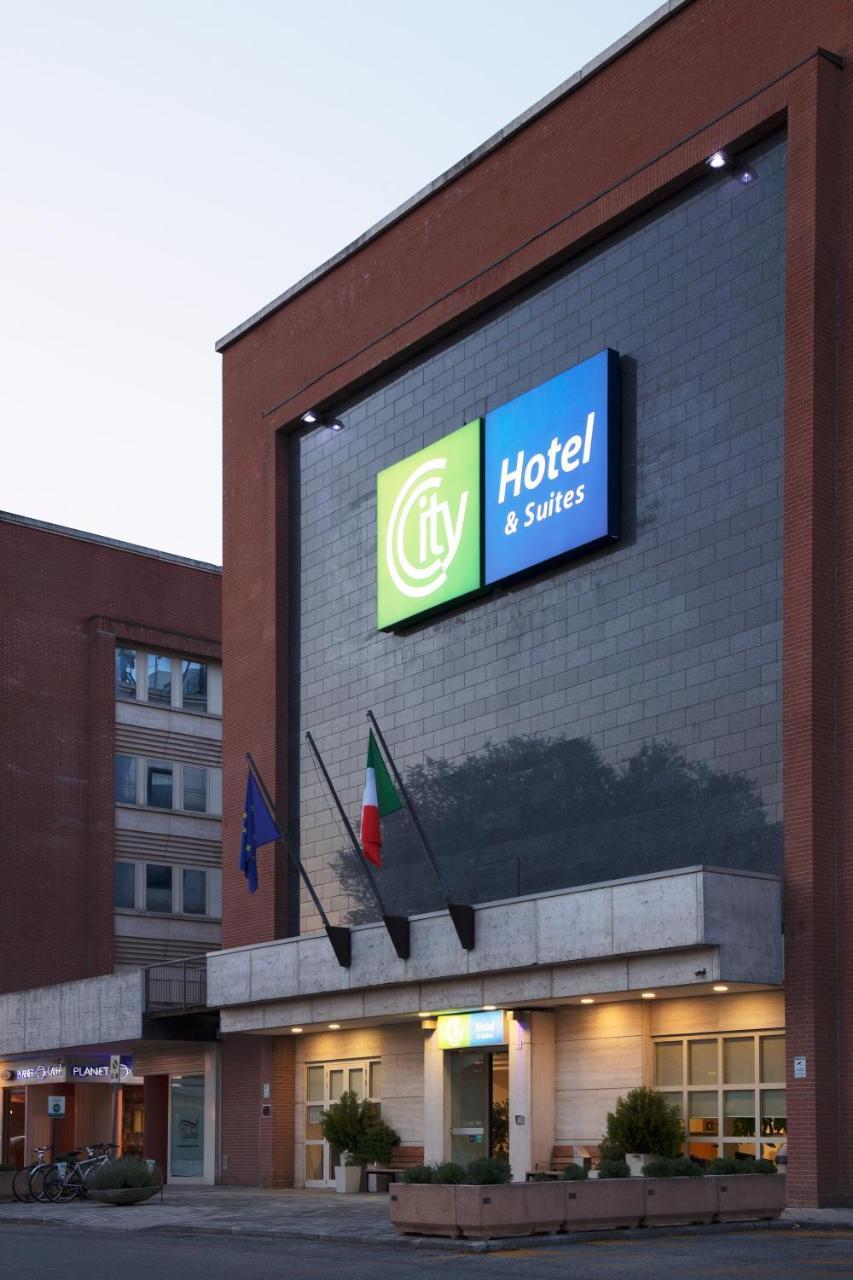 City Hotel & Suites フォリーニョ エクステリア 写真