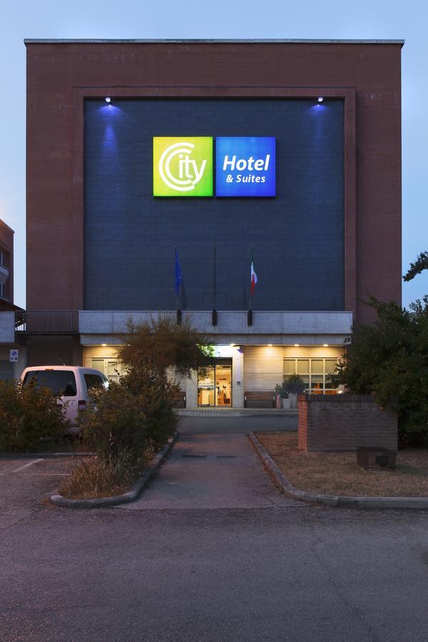 City Hotel & Suites フォリーニョ エクステリア 写真